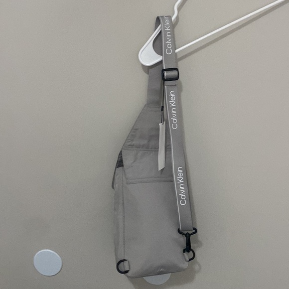 Calvin Klein unisex light gray sport flap sling bag - Picture 6 of 6